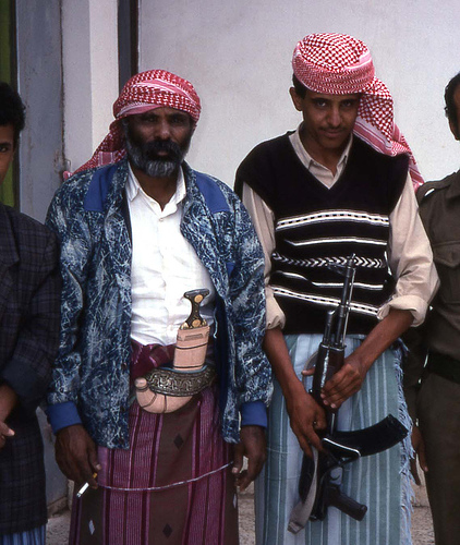 yemenis-with-ak47-and-knife